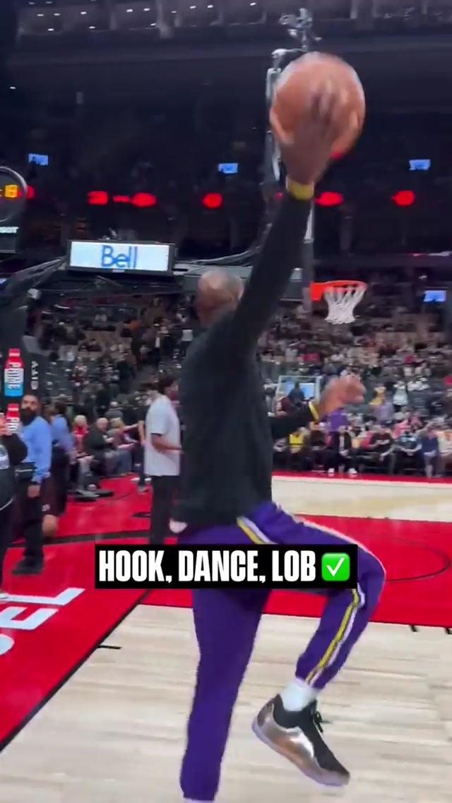LeBron with the pregame shenanigans #lakers #lebron