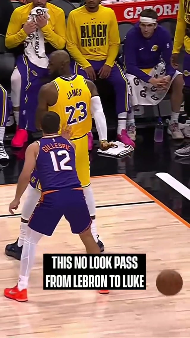 Behind the back. No look. Bucket. #LeBron #Lakers 
