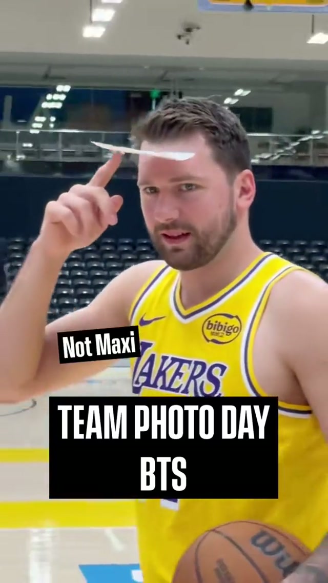 This is chaos 😂 #lakers #pictureday