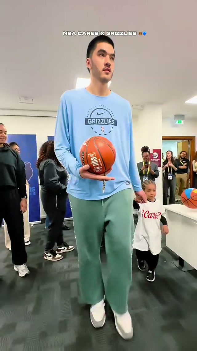 Moments that last a lifetime 🐻💙 #memphisgrizzlies #nbacares #nba #community @NBA 