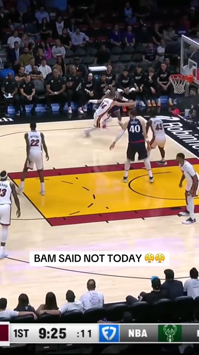 Pelle immediately emoted 😤
#block #nba #bball #basketball 