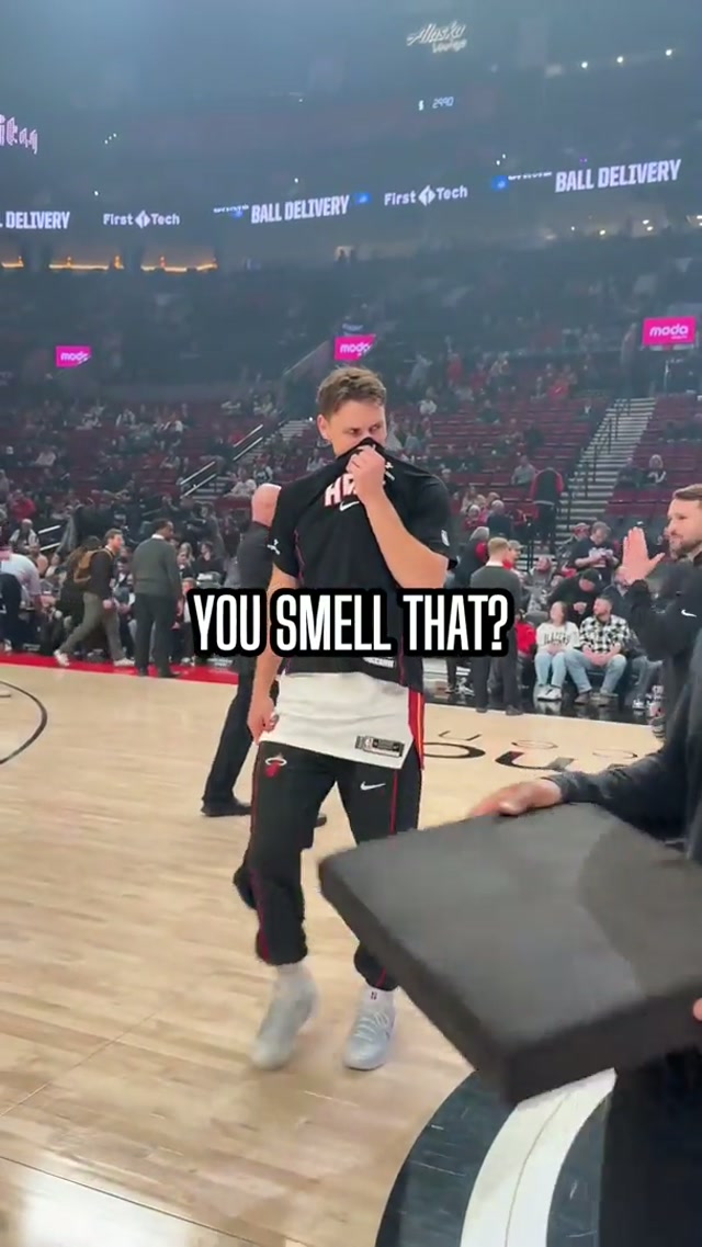 Pelle bringing the 2000s back 😂 #basketball #stankyleg #dance #sweden 