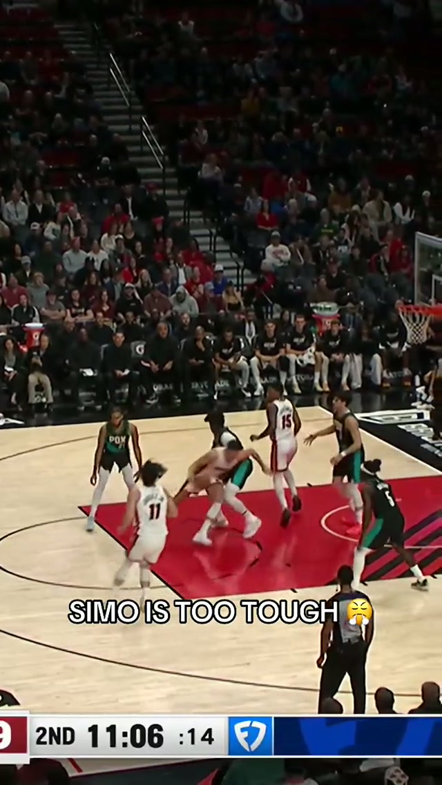 He’s always got your back 🤝 #simone #miami #nba 