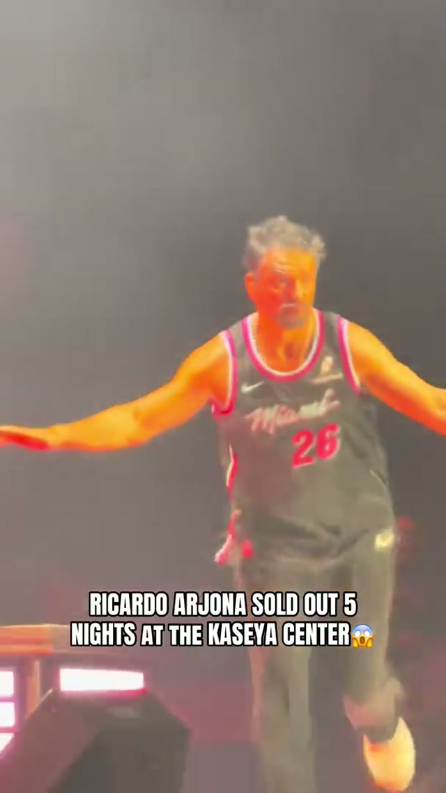 THIS IS CRAZY! @Ricardo Arjona showing Miami love  with a Vice jersey 🫶 #concert #ricardoarjona #spanish #guatemala🇬🇹 #miamiheat