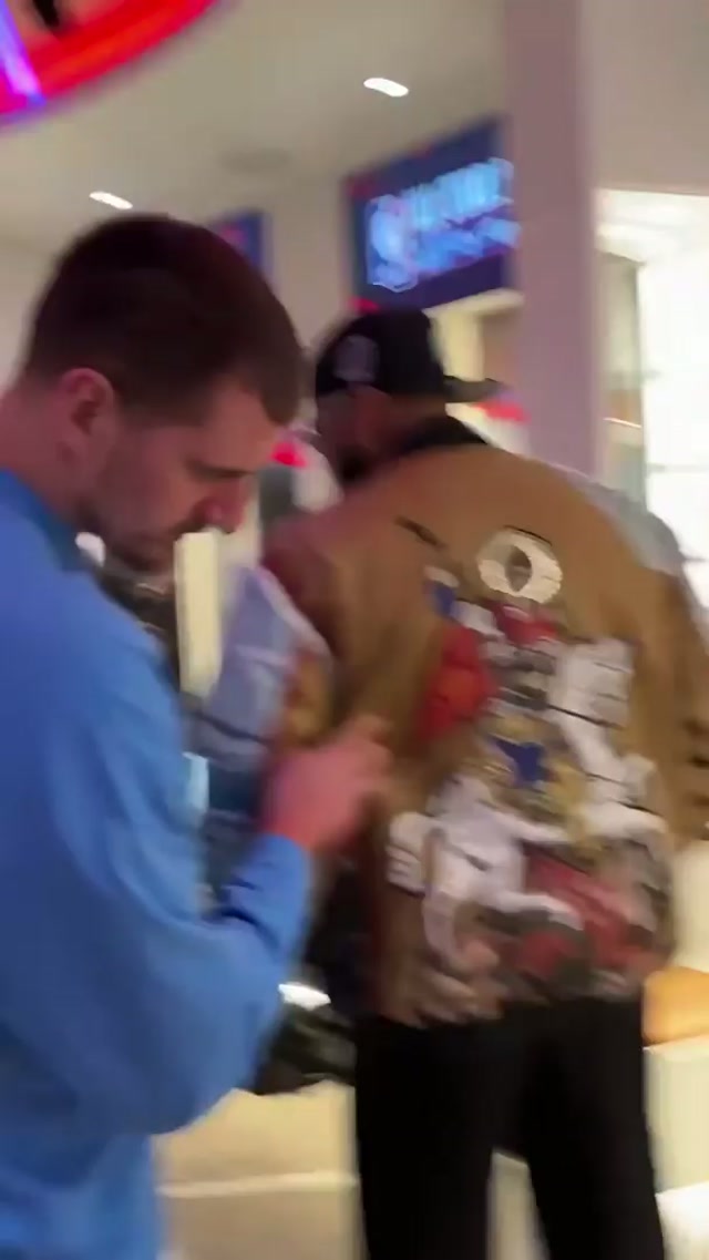 a moment for the jacket 😂 #nyknicks #karlanthonytowns #jokic #nbaallstar 