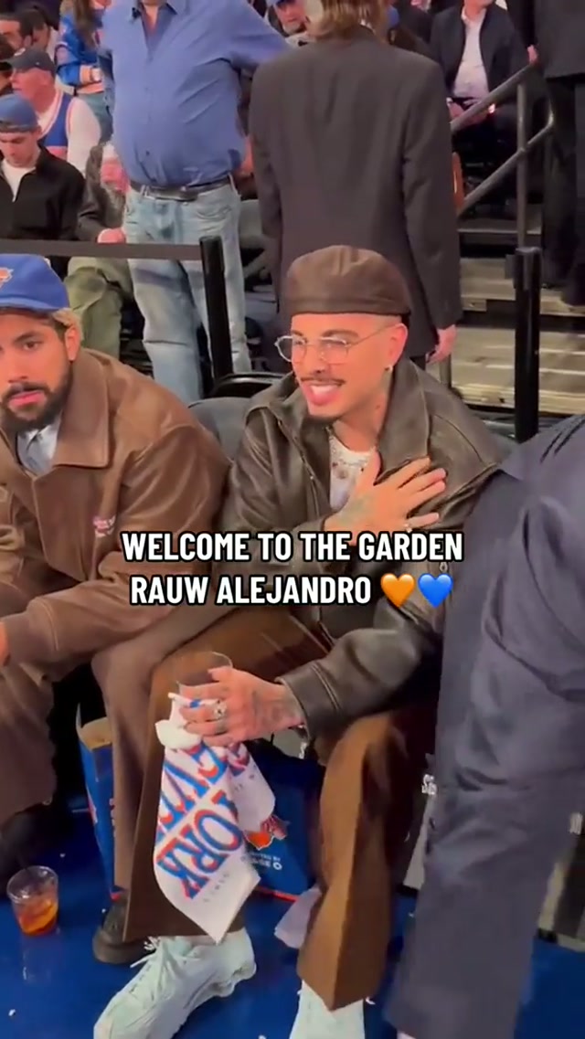 rauw alejandro is in the house tonight 🤩🧡💙 #nyknicks #nbaplayoffs #courtside #rauwalejandro 