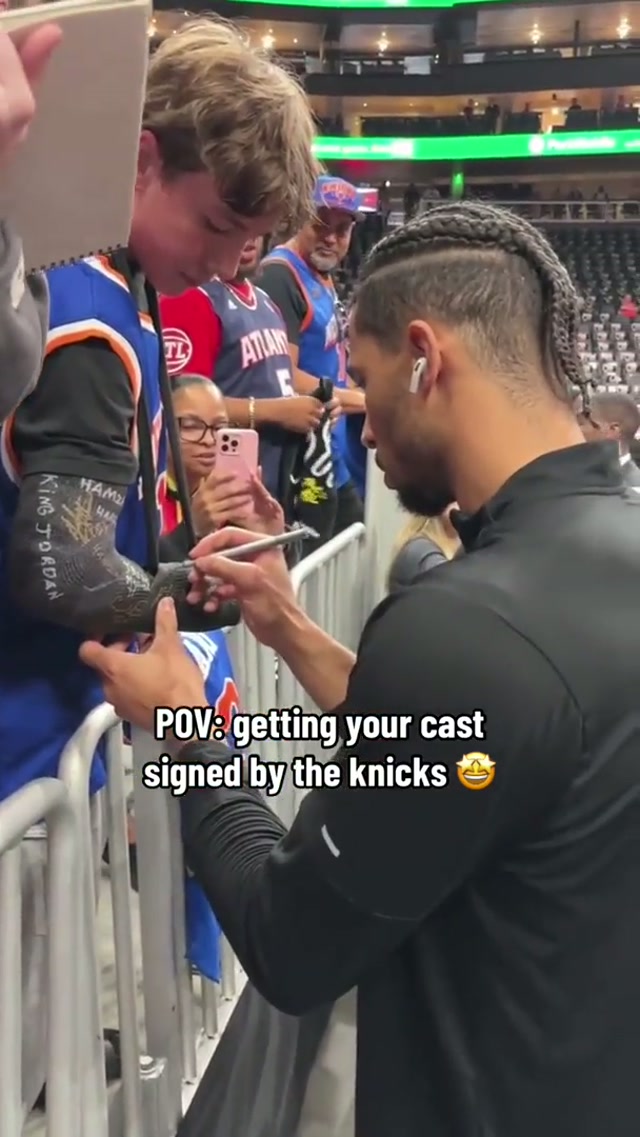 a broken arm isn’t so bad when the knicks are in town #nyknicks #nbaplayoffs #nba 