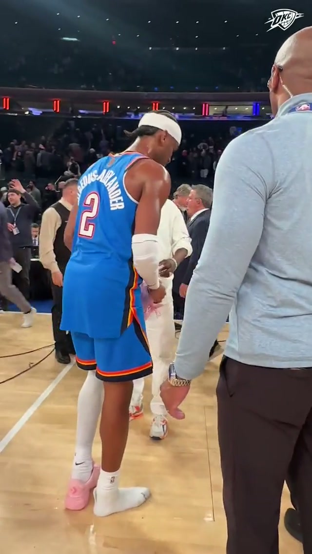Shai hooked Tracy Morgan up with his game-worn kicks after the W 👟