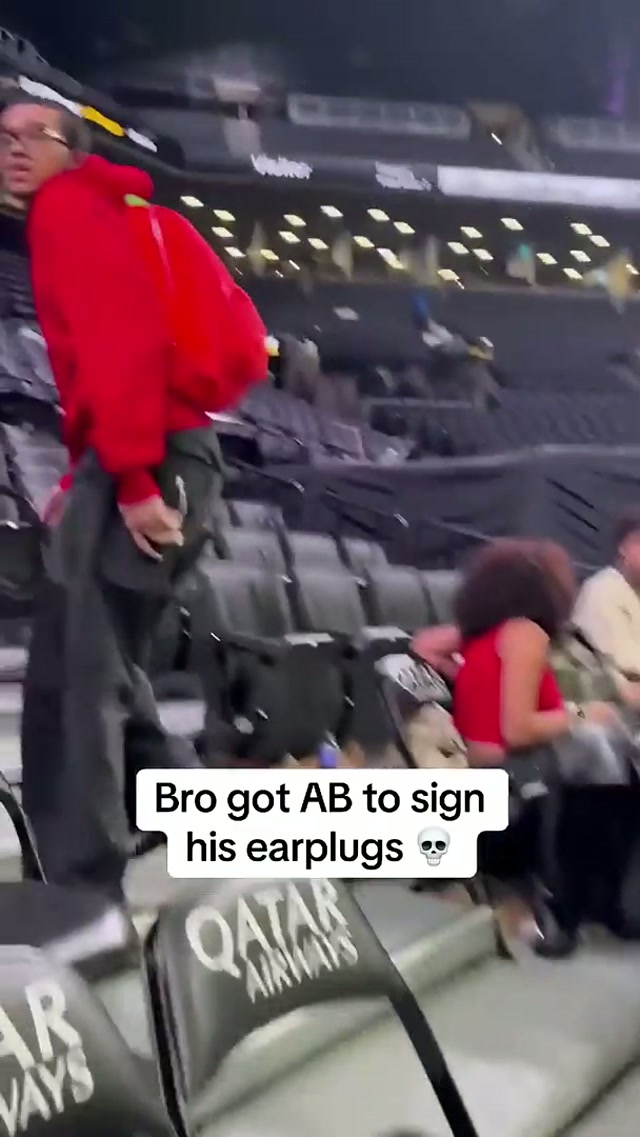 gotta be one of one 😂 🎥: @Coolpeoplesignweirdthings #NBA #OrlandoMagic 