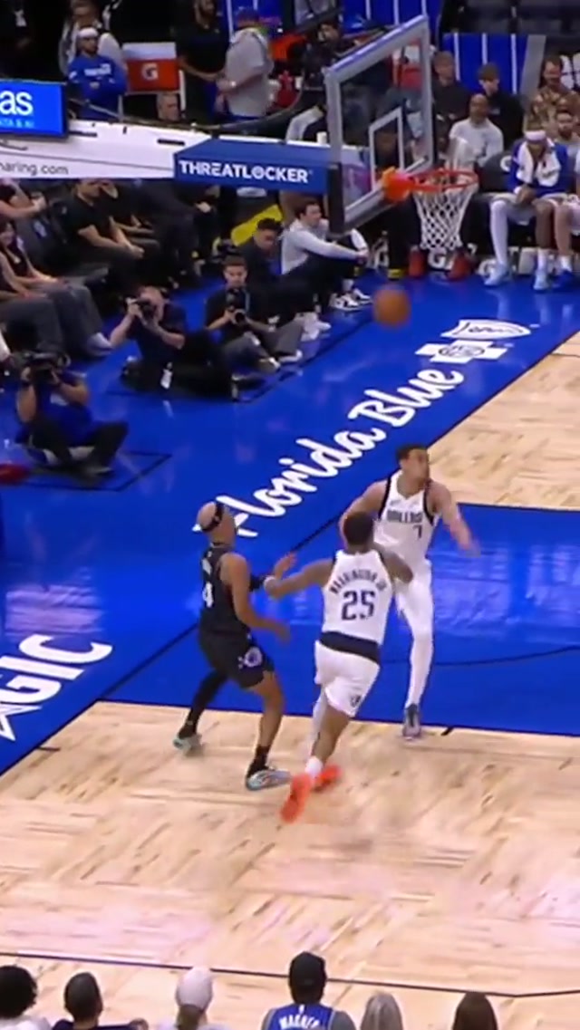 HOW DID THIS GO IN?! 😳🤯🪄 #NBA #OrlandoMagic 
