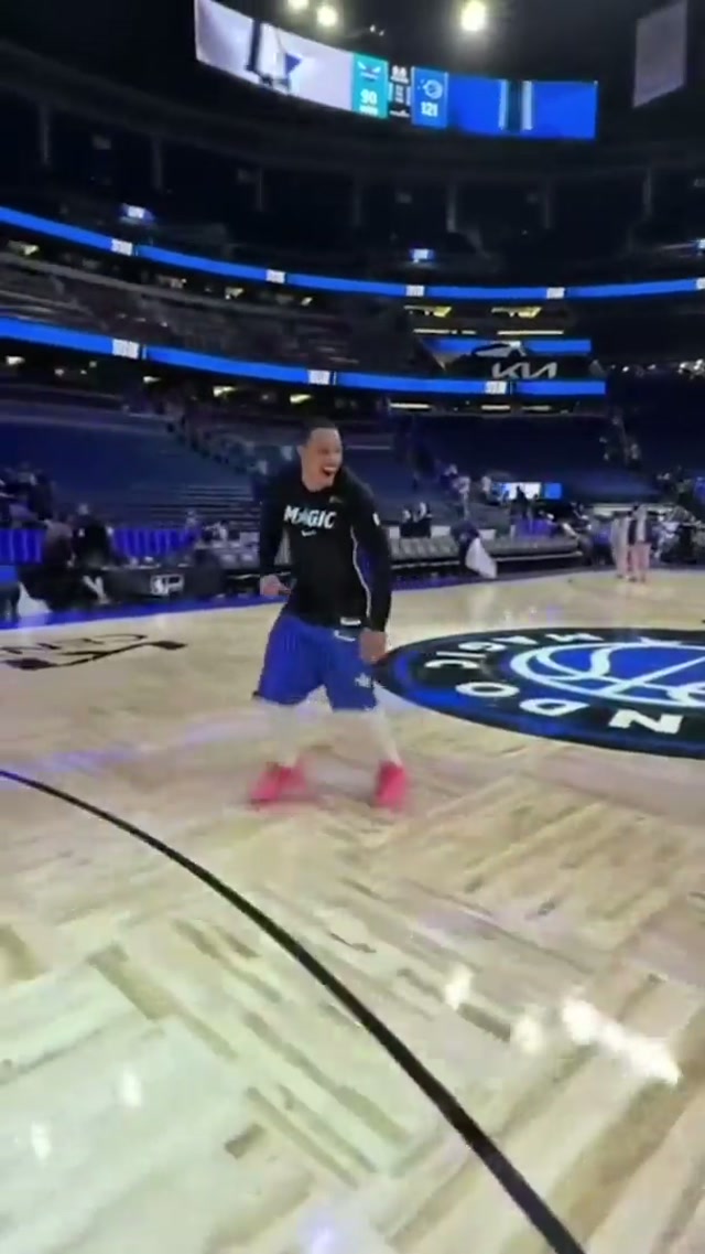 Desmond Bane celebrates the Play-In win with his son 💙 (🎥@NBA ) #NBA #OrlandoMagic 