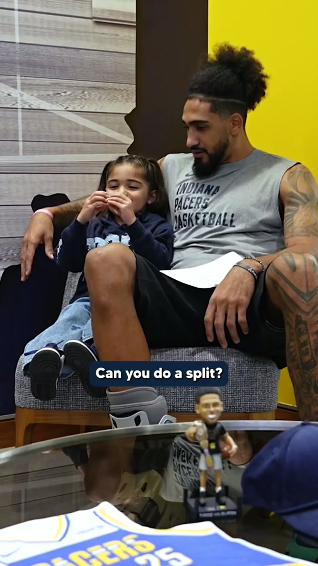“Can you do the splits?” 😂

#NBA #Pacers #ObiToppin #TJMcConnell #Basketball 