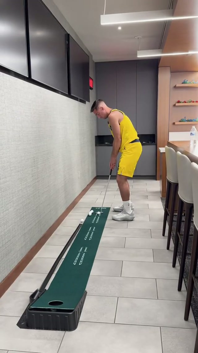 T.J. McConnell took on the Locker Room Time Trials on Media Day ⏱️ #pacers #nba #basketball #timetrial #mediaday