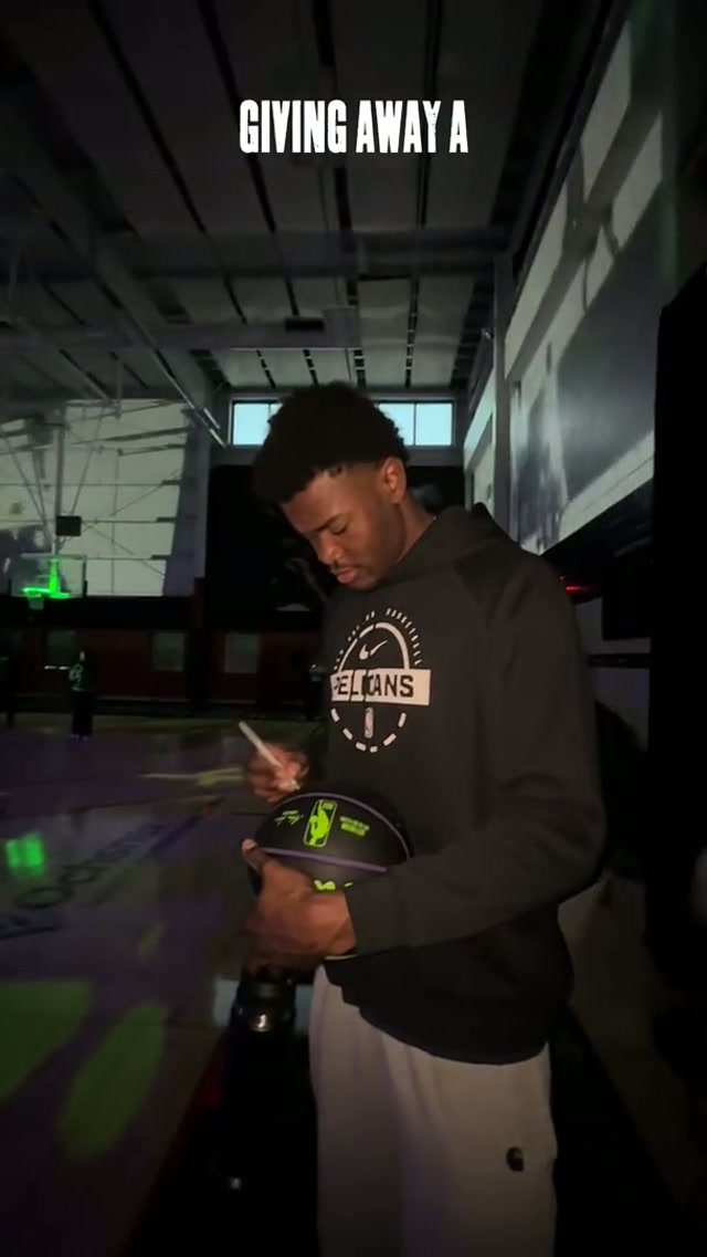 a gift up for the taking 😎#autograph #surprise #surprisegift #firstperson #nba 