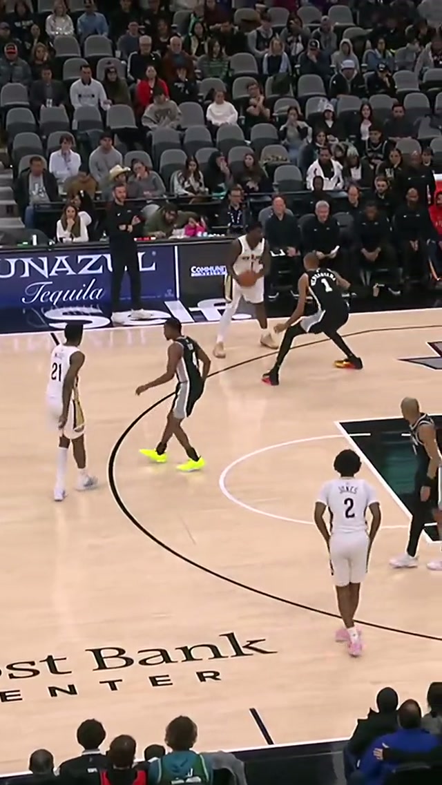 Zion one handed dunk is just 🥶🥶 #zionwilliamson #dunk #nbahighlights #ziondunk #neworleanspelicans