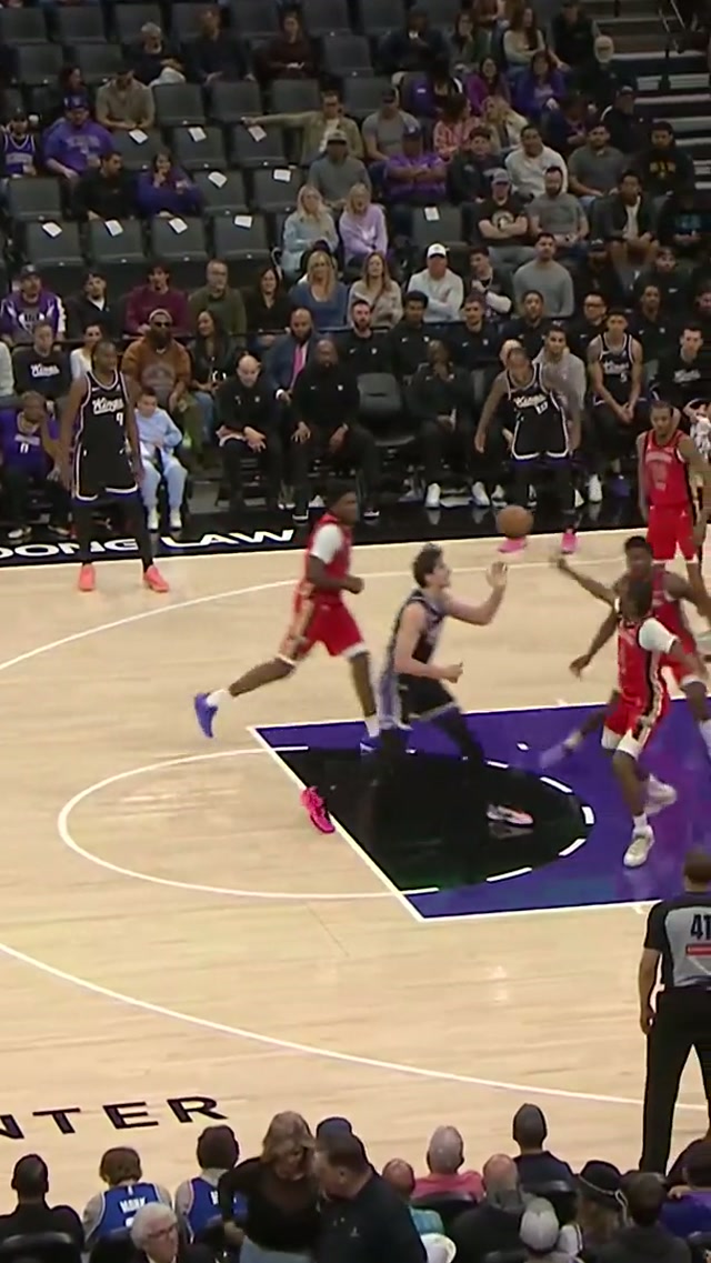 Trey Murphy just hanging out 🫣 #neworleanspelicans #dunk #treymurphy  