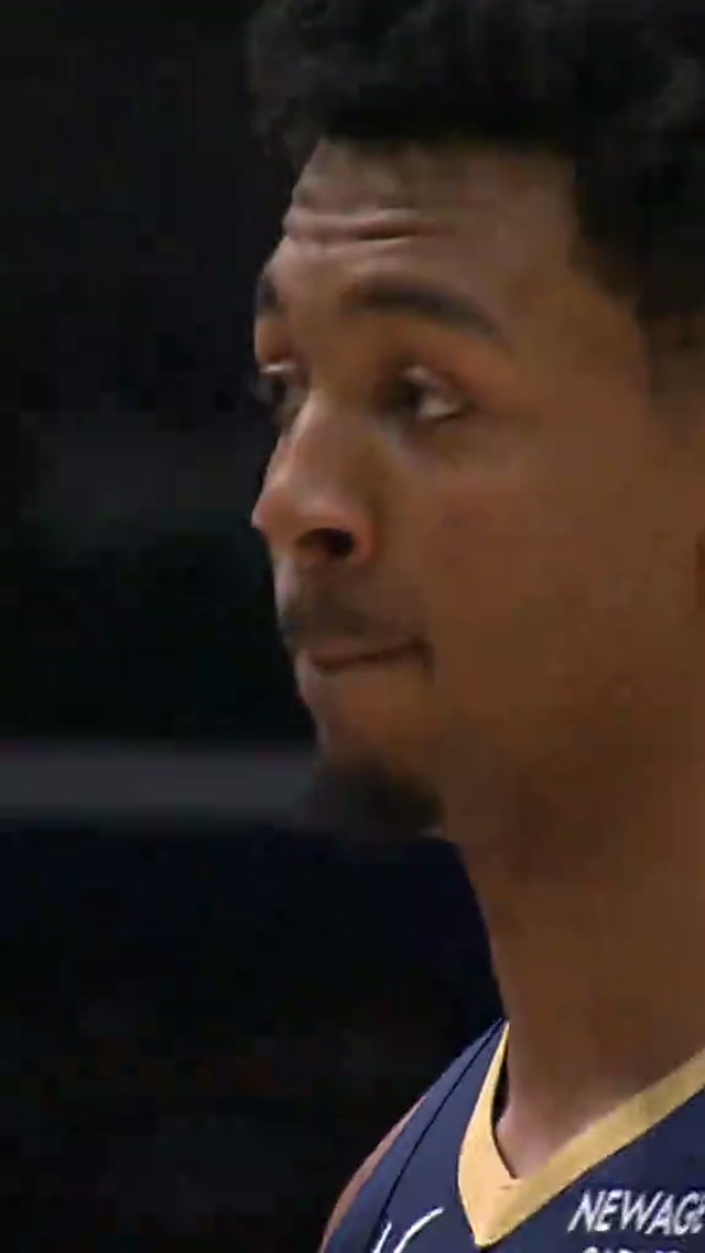 when Trey gives the 👀 to DQ 😏😏😏😏😏 #neworleanspelicans #treymurphy #dunk #nbahighlights 