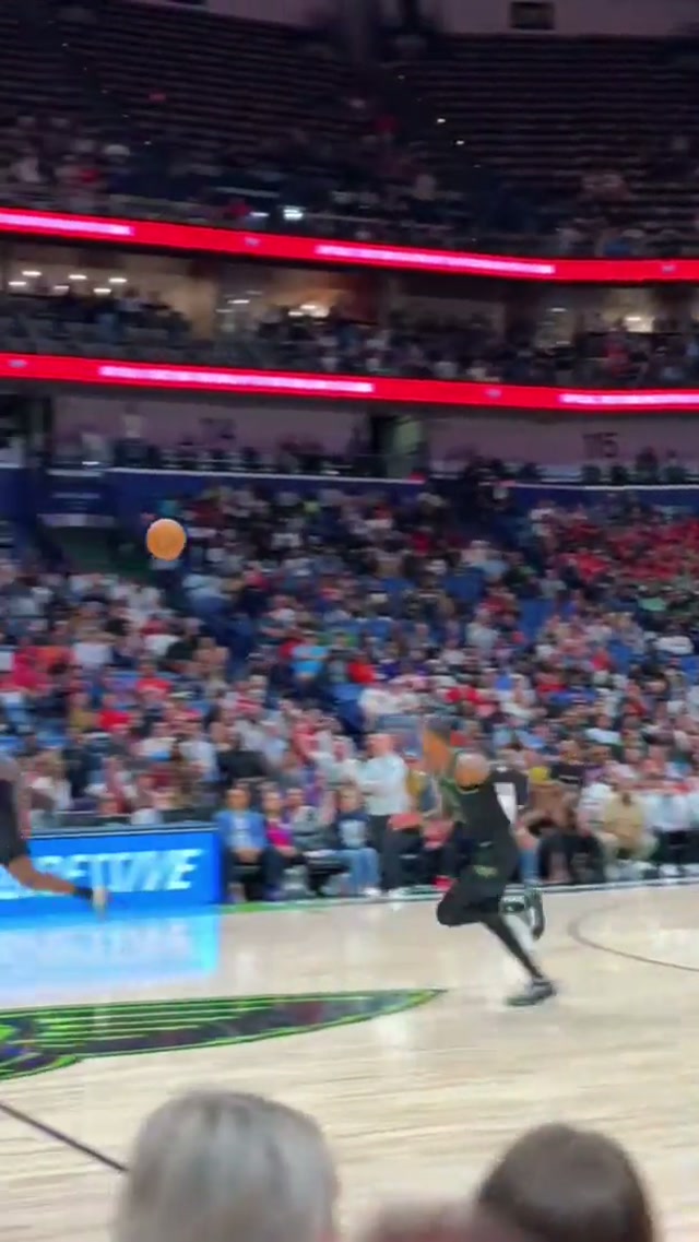 Zion windmill for your feed (again) 🙂‍↔️ #neworleanspelicans #zion #dunk #nbahighlights 