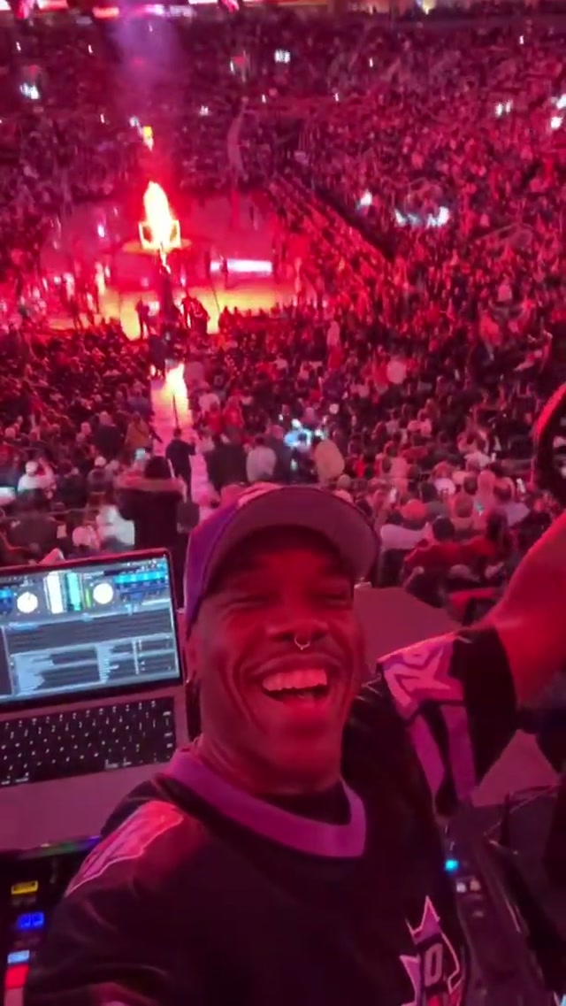 Mic check 1-2-1-2! @4KORNERS  keeps the vibes high at every game! This is how he does game day presented by @Subway Canada  🔥 Power Bowl or Sub? Which one are you choosing? 