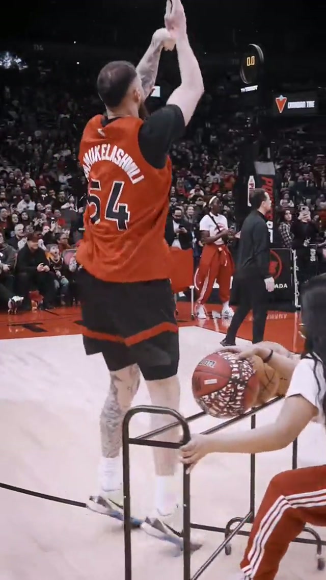 Nothing but vibes at the 3PT competition 🔥

Presented by @canadiantire 
#raptors #fanday #fyp 