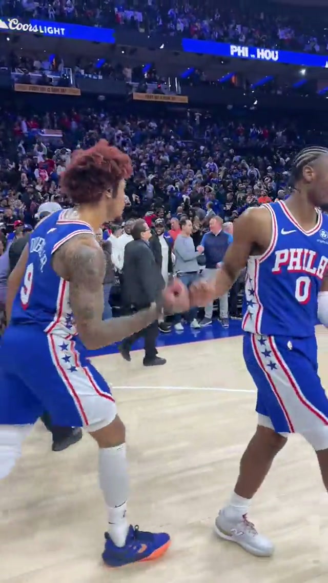 Kelly has a different handshake with every teammate. 🤝 #kellyoubrejr #sixers #philly #nba 