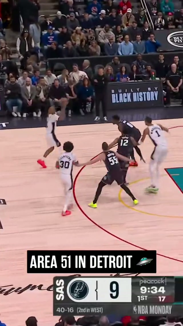 THERE HE GOES 👽 #nba #spurs #wemby #victorwembanyama 📺 Peacock 