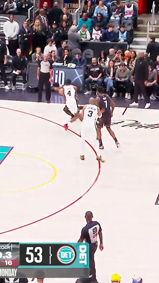 BIG BODY 😤💪 #nba #spurs #keldonjohnson 📺 Peacock