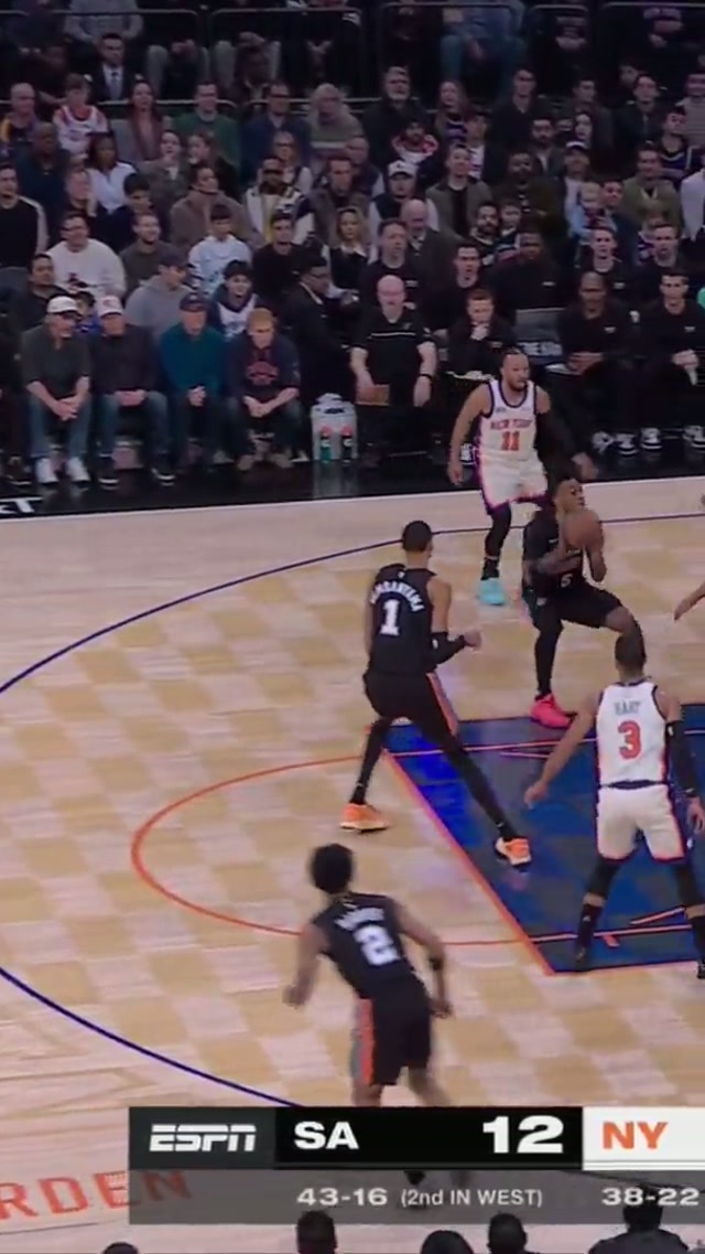 WOAH 😳#nba #spurs #victorwembanyama