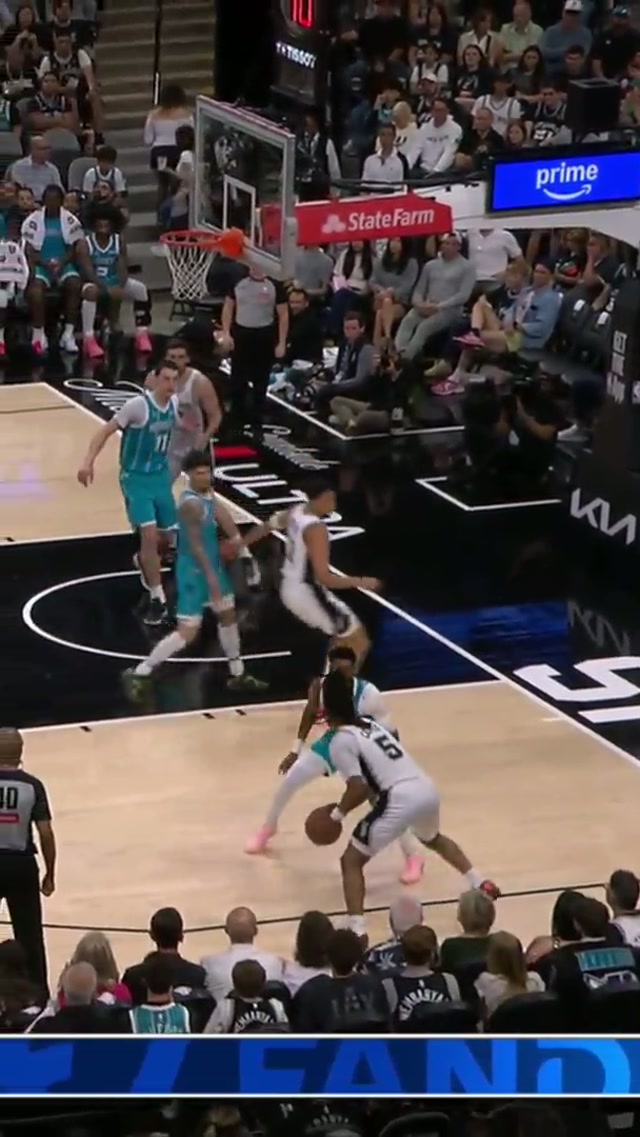 OH MY STEPH 😱🌀 #nba #spurs #stephoncastle 📺 FanDuelSNSW, Prime