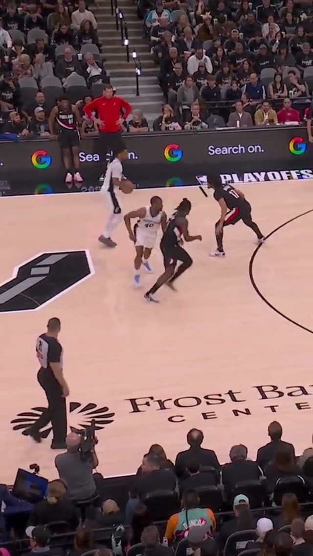 AAAAAND ONE 😤  #nba #spurs #stephoncastle