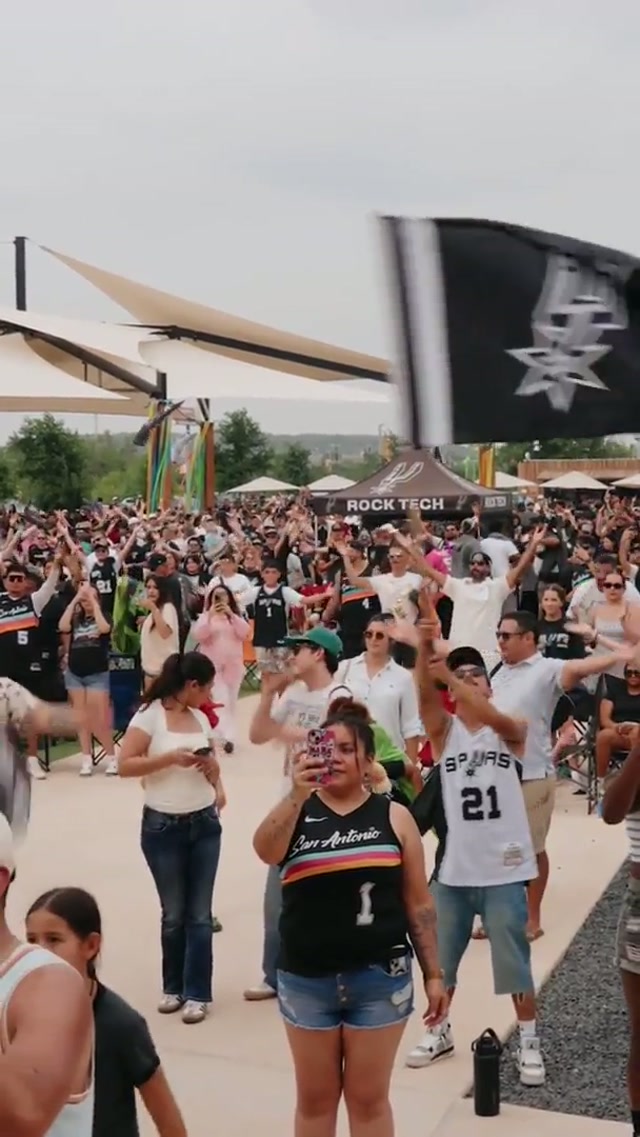 Felt the love and energy back in SA 👏  #nba #spurs #playoffs #sanantonio