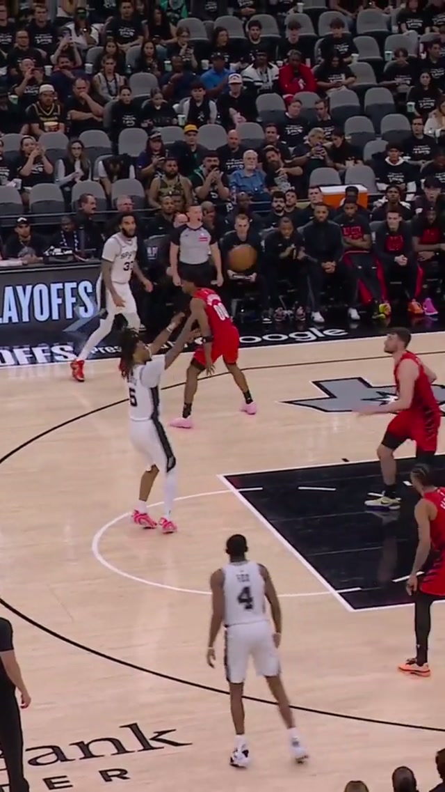 dropped a dime 🪙 #Spurs #nbaplayoffs #NBA #stephoncastle #victorwembanyama
