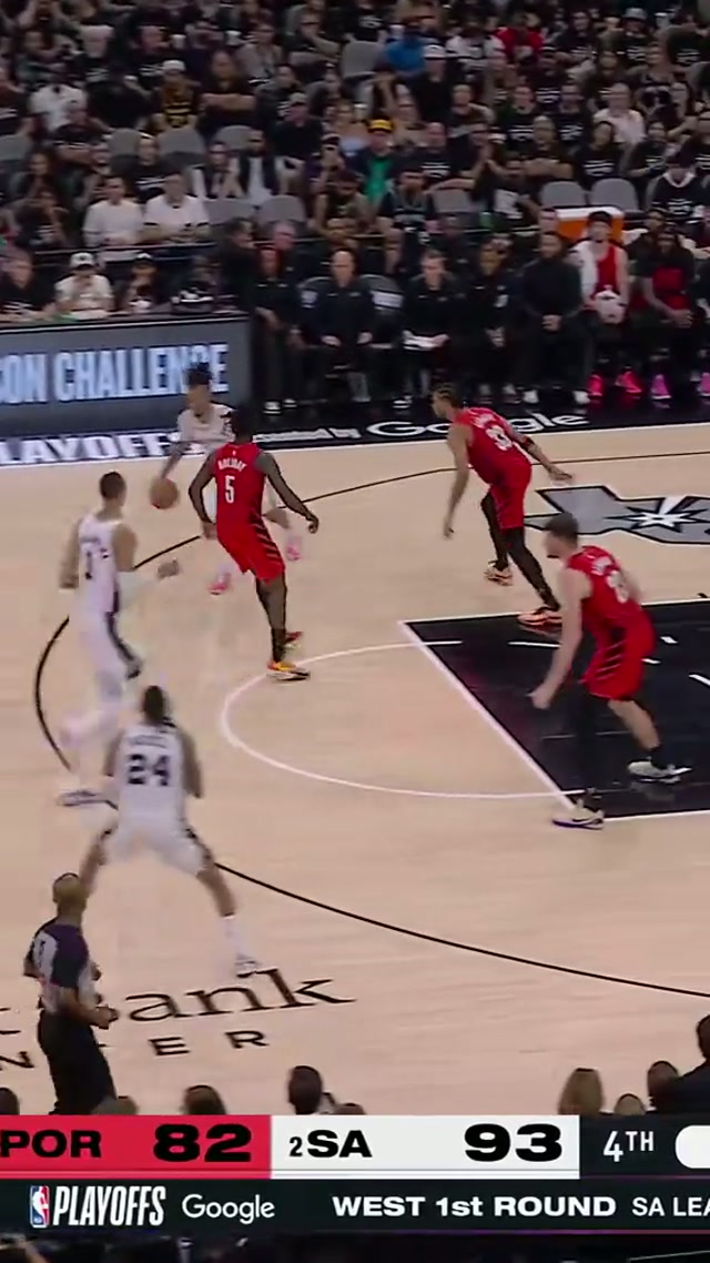 no look pass 👀 #Spurs #nbaplayoffs #victorwembanyama #stephoncastle