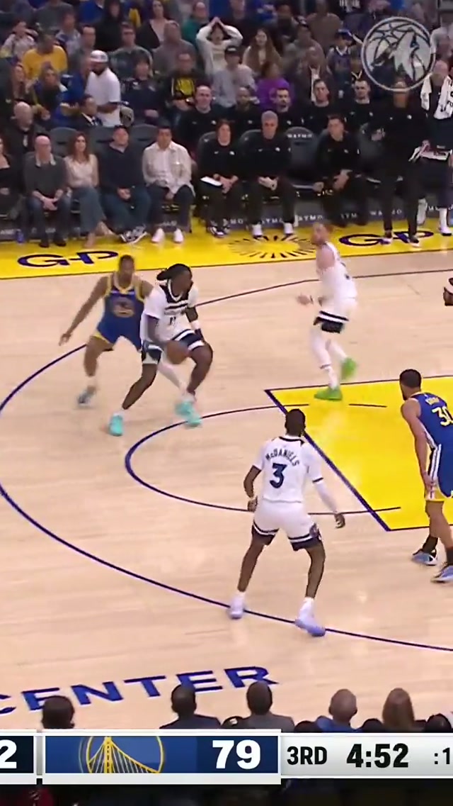 The bench was hyped for this. 👌 #minnesota #nba #timberwolves #dontedivincenzo 