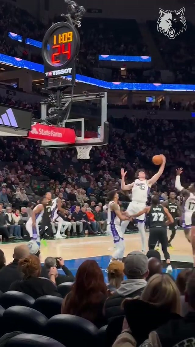 BIG DUNK FROM BIG RAGÙ. 🍝#minnesota #nba #timberwolves #dontedivincenzo 