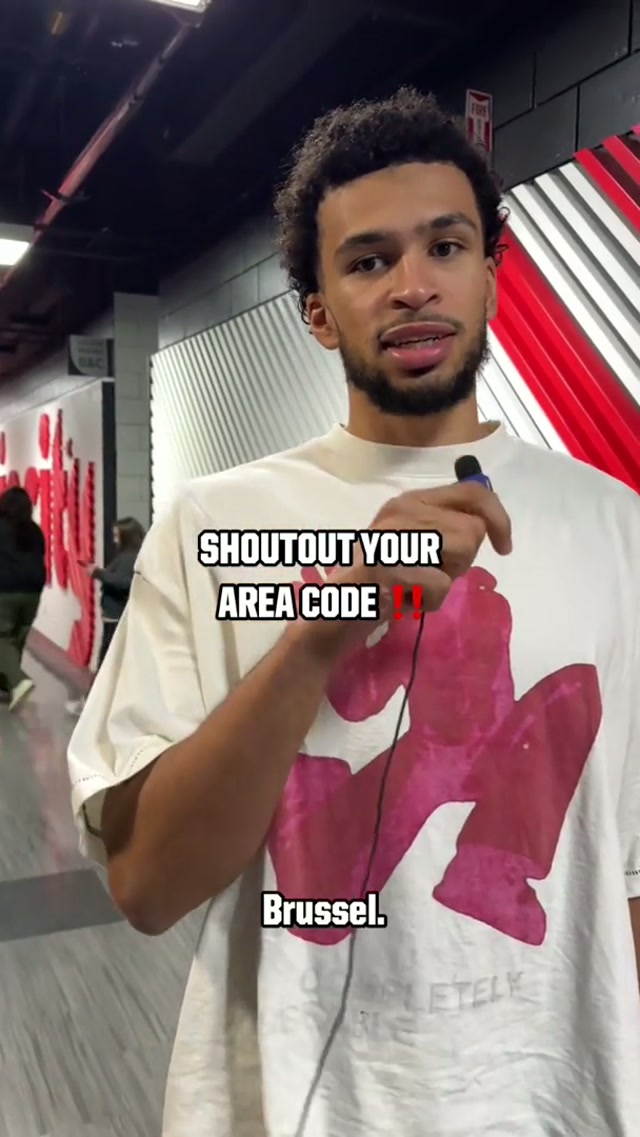 Reppin’ the hometowns 📍

Tiny mic presented by @Ticketmaster 🎤 #tinymic #funny #trailblazers #NBA #areacodes 