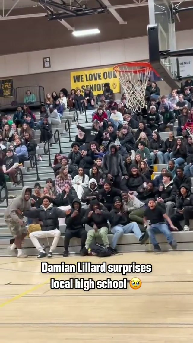 The only appropriate reaction to Damian Lillard walking into your school 😎 #damianlillard #surprise #NBA #trailblazers #oregon 