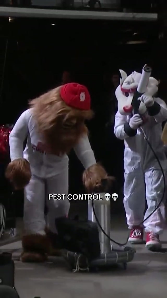 Blaze & Doug are pest control tonight 🤣 #trailblazers #pestcontrol #funny #mascots #NBA 