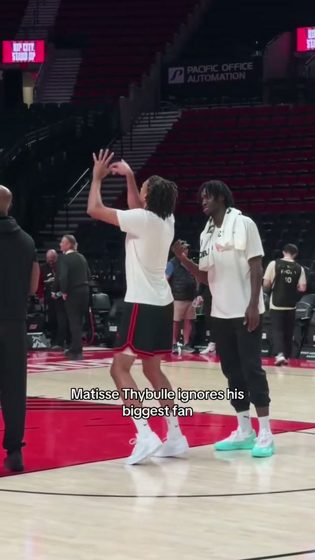 Matisse wouldn’t give Sidy a fist bump 😔 #trailblazers #funny #fistbump #NBA #portland 