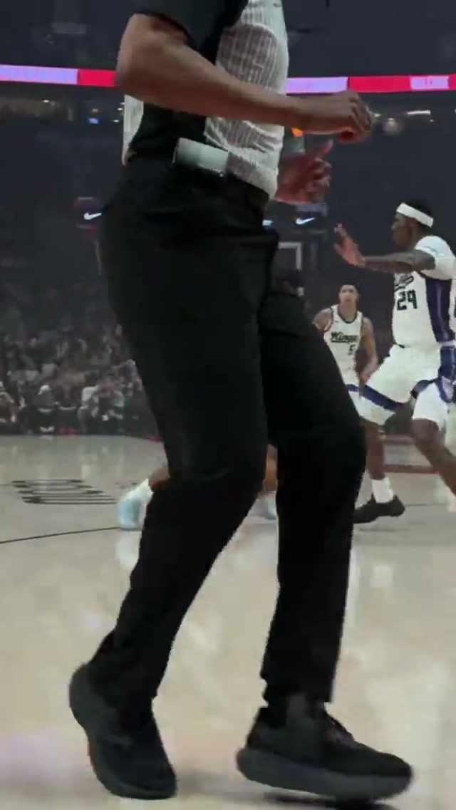 EXCUSE ME A CLING KONG COMING THROUGH #dunk #slam #trailblazers #NBA #basketball 
