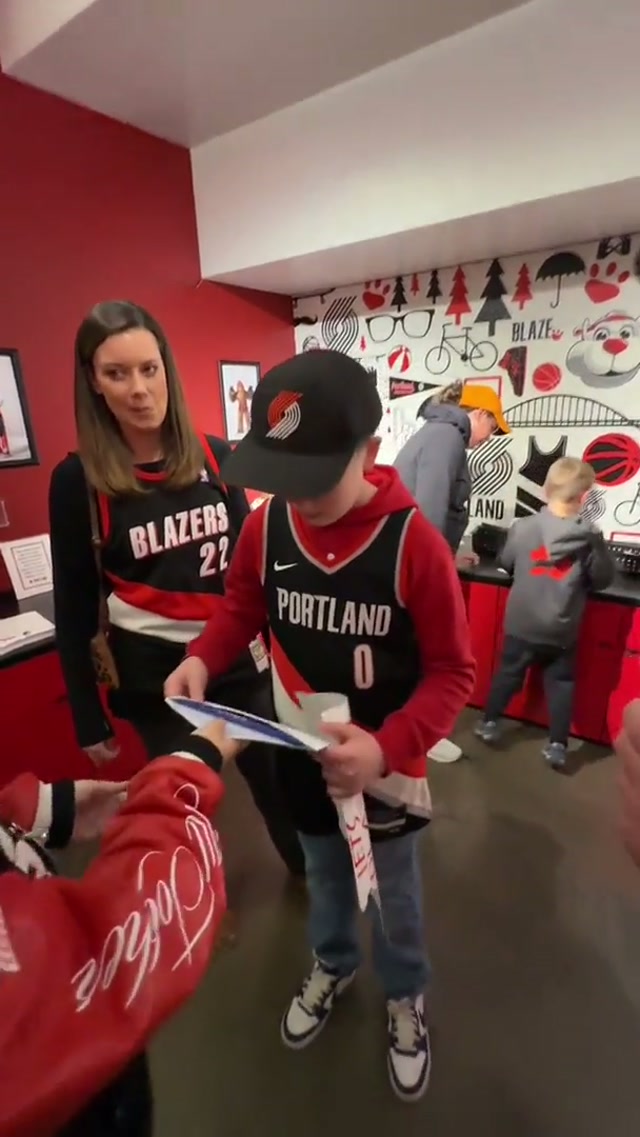 A moment this family will never forget! 🥹 @xfinity #surprise #fans #NBA #trailblazers #portland 
