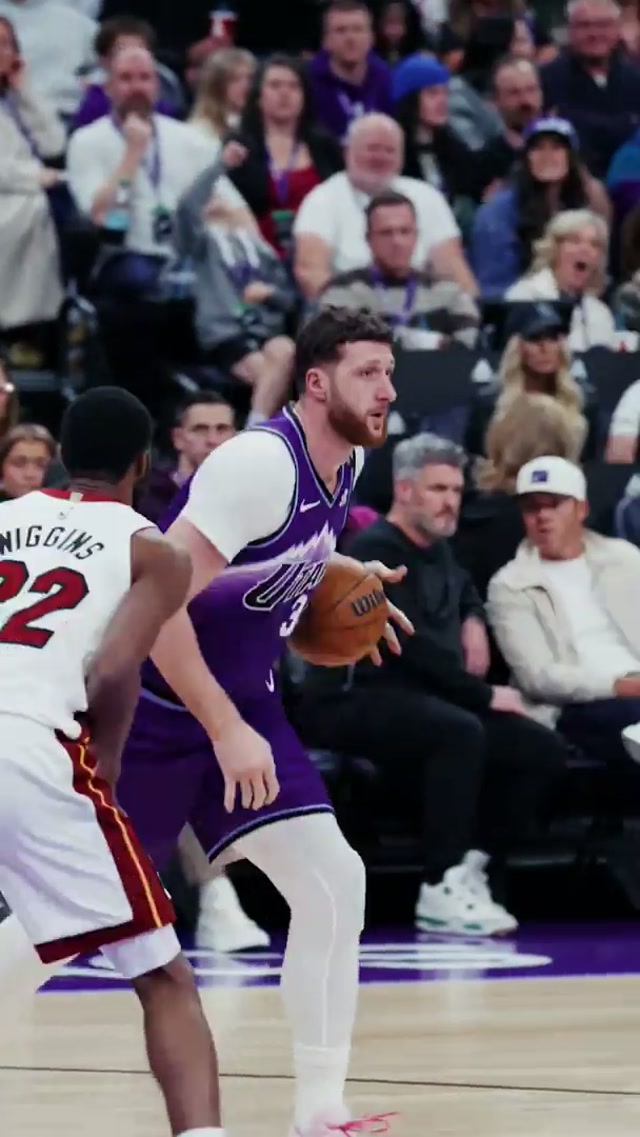 Nurk is dealing 🪙 Third-straight game with 10+ assists for the big man 🇧🇦 #nba #jazz #heat