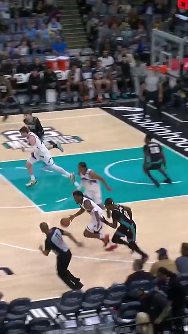 Zay finds Ace for the half-court alley-oop jam 🂡 #nba #highlights #jazz #ace