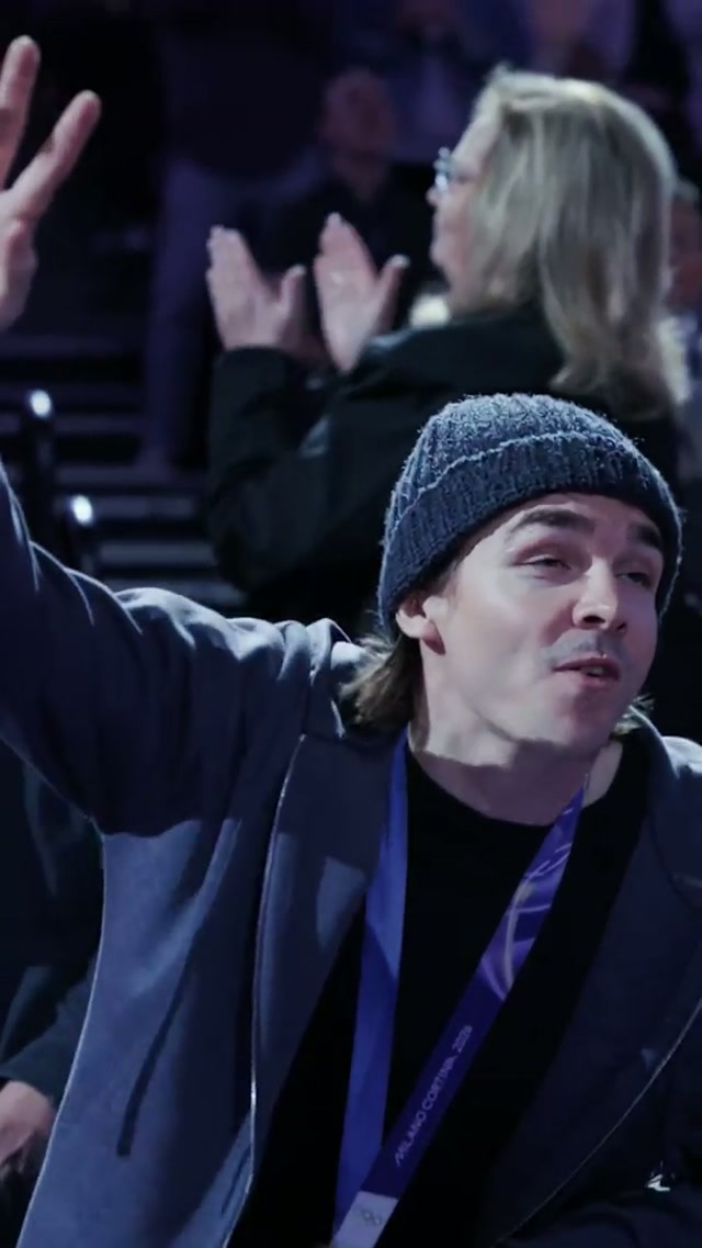 Standing ovation for Clayton Keller and the gold medal @NHL #usahockey #olympics #goldmedal 