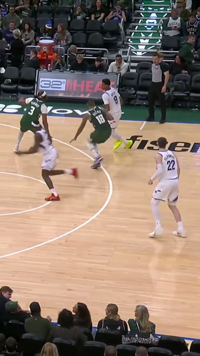 Ace breaking off defenders at the ankles 🤯 #nba #jazz #highlights #bucks