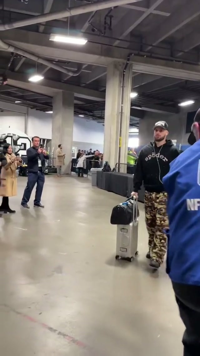 Ricky arrives at #LumenField 👀 #RickyPearsall #NFL #49ers 