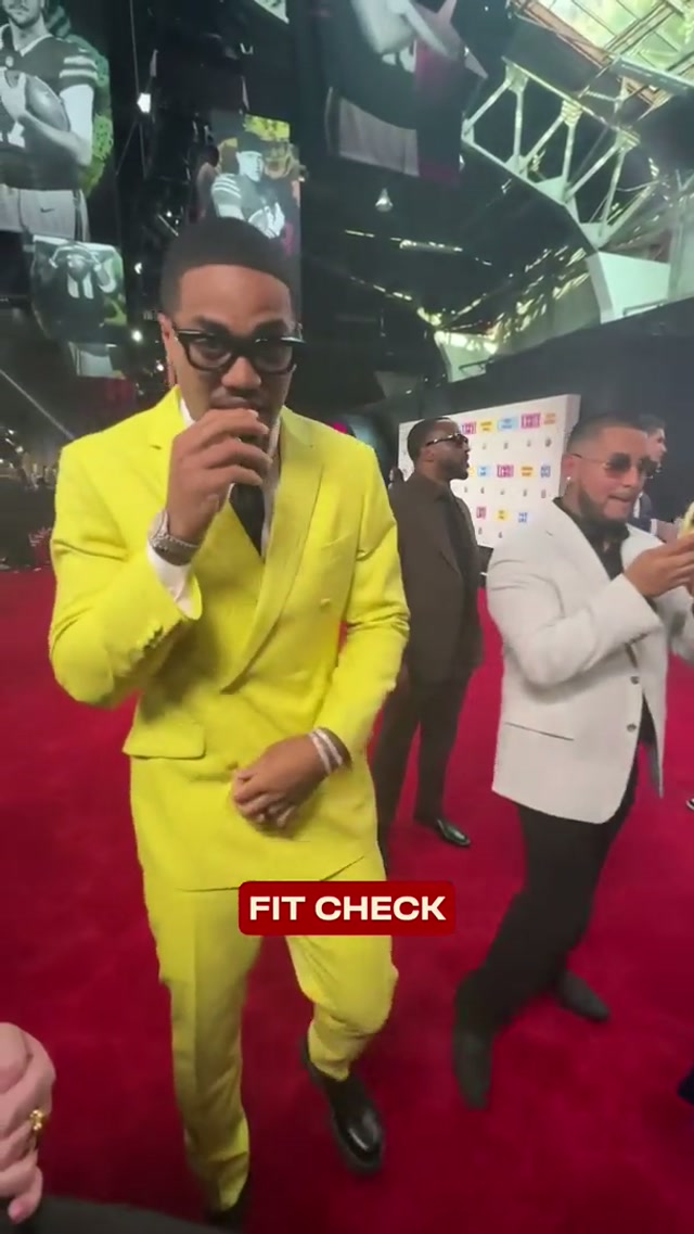 Bourne for a fit check 👏 #49ers #nfl #football #honors #celebrate