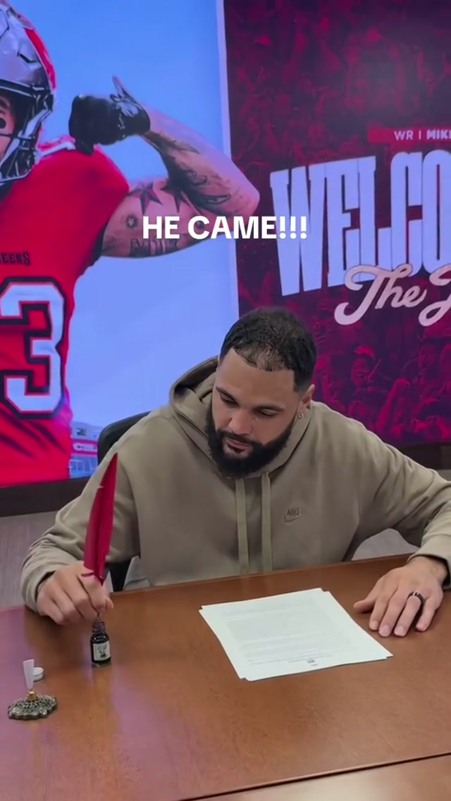 He’s hereeee 😏 #nfl #49ers #football #mikeevans #sign 