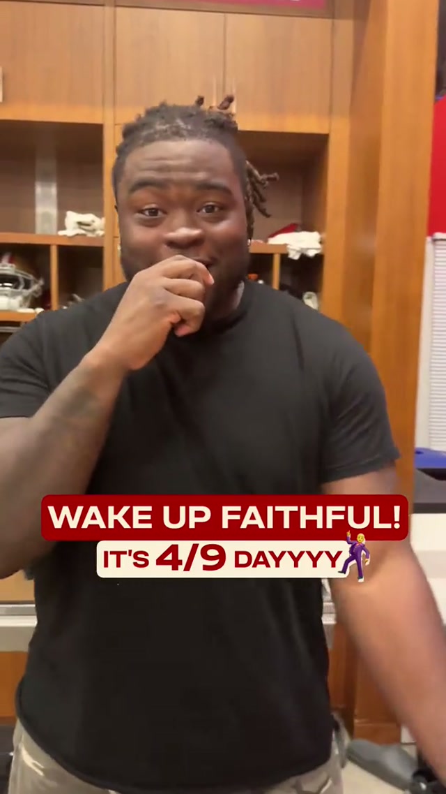 The best way to vibe 🕺 #nfl #49ers #cjwest 