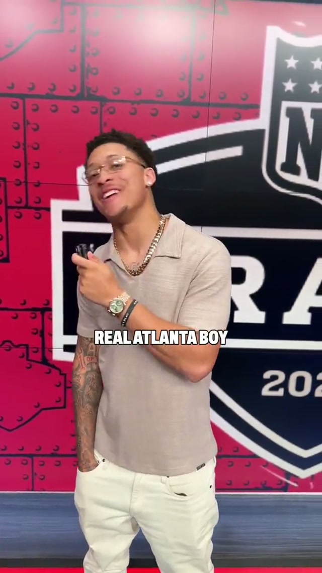 Real ones know ATL has the best wings 

#atlantafalcons #nflfootball #sports #nfldraft #clemson 